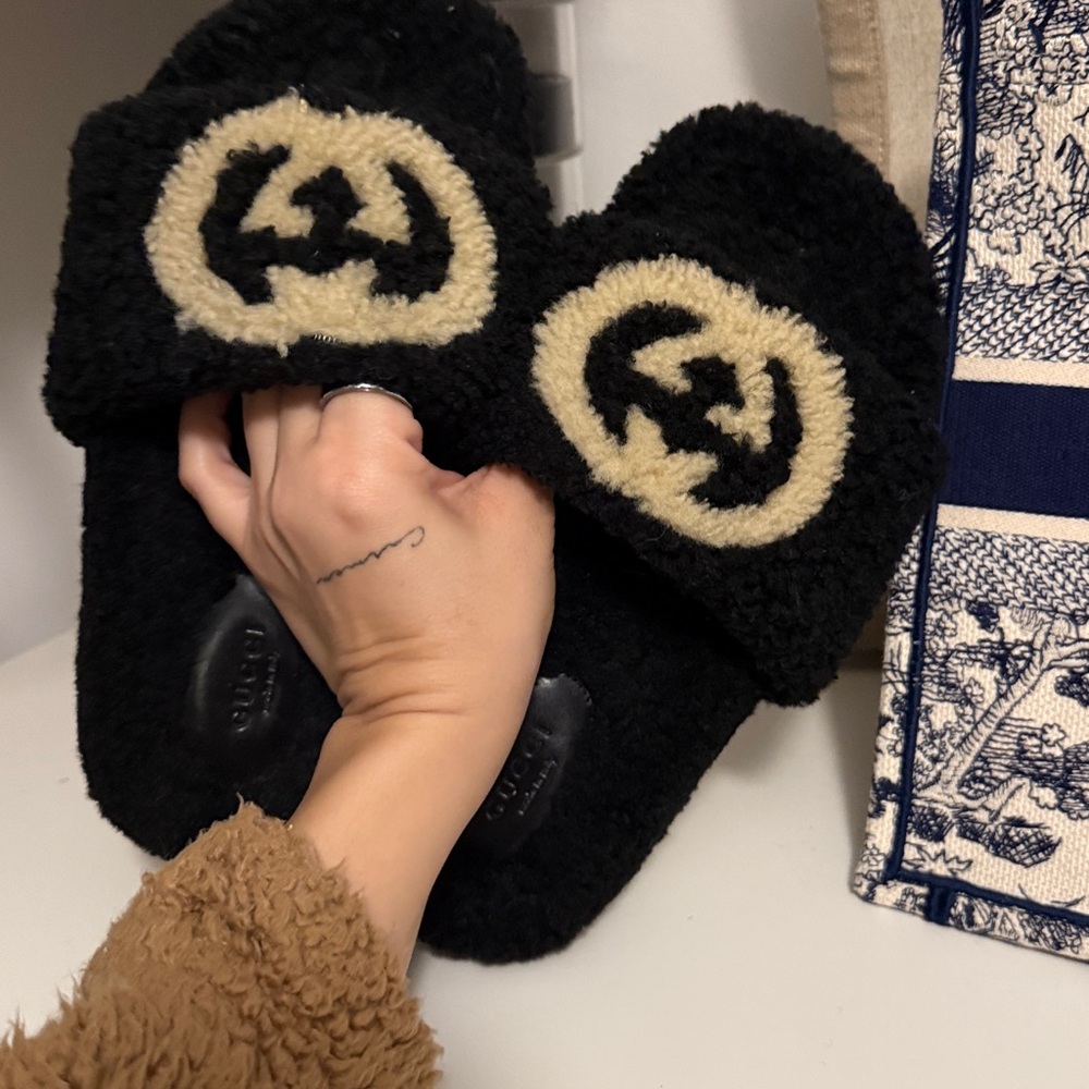 Gucci Black and Cream Shearling Logo Slide Slippers - Picture 3 of 3